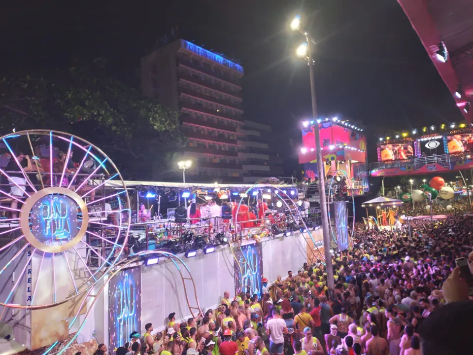 Claudia Leitte e Juliette fizeram uma participação especial no Band Folia