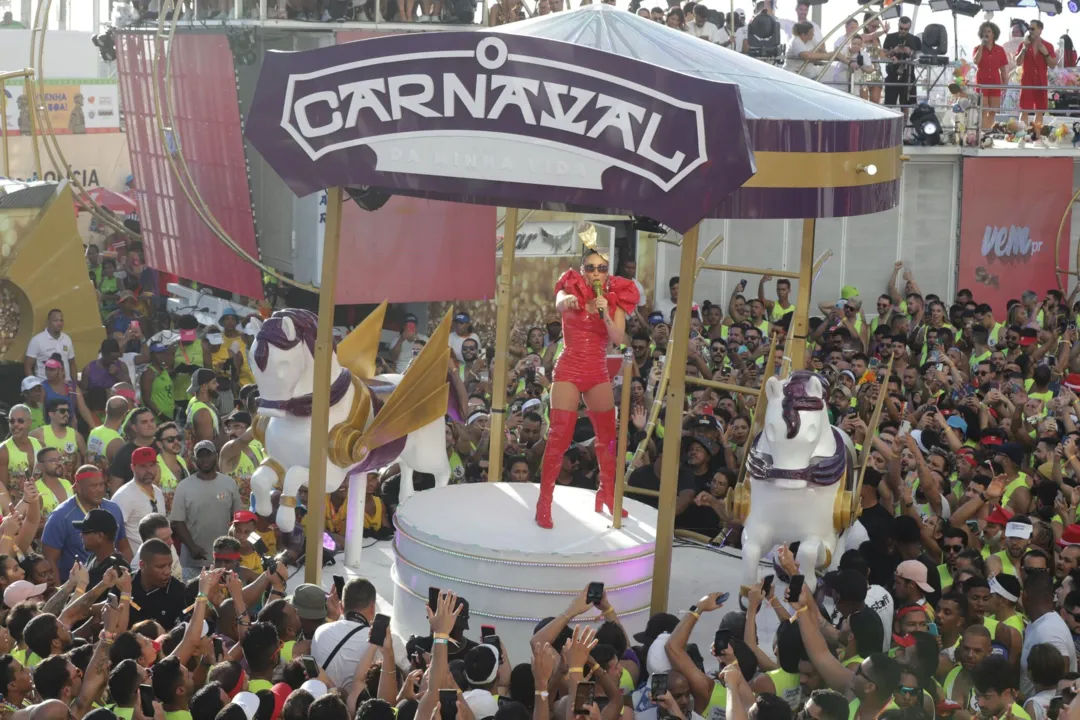 Toda de vermelho, cantora se apresentou em veículo com dois "cavalos brancos de asas"