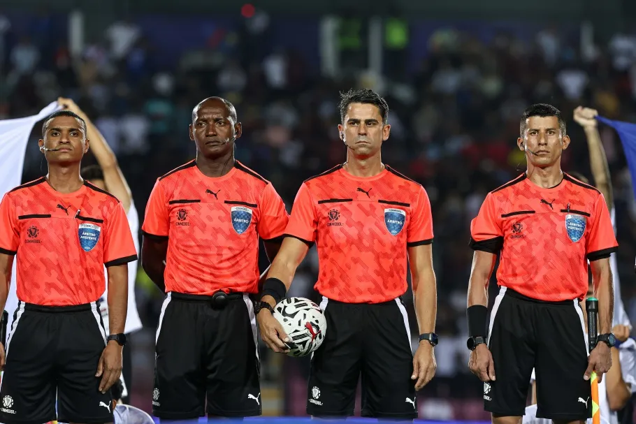 Luanderson Lima dos Santos (à esquerda), com a equipe de arbitragem brasileira no Pré-Olímpico