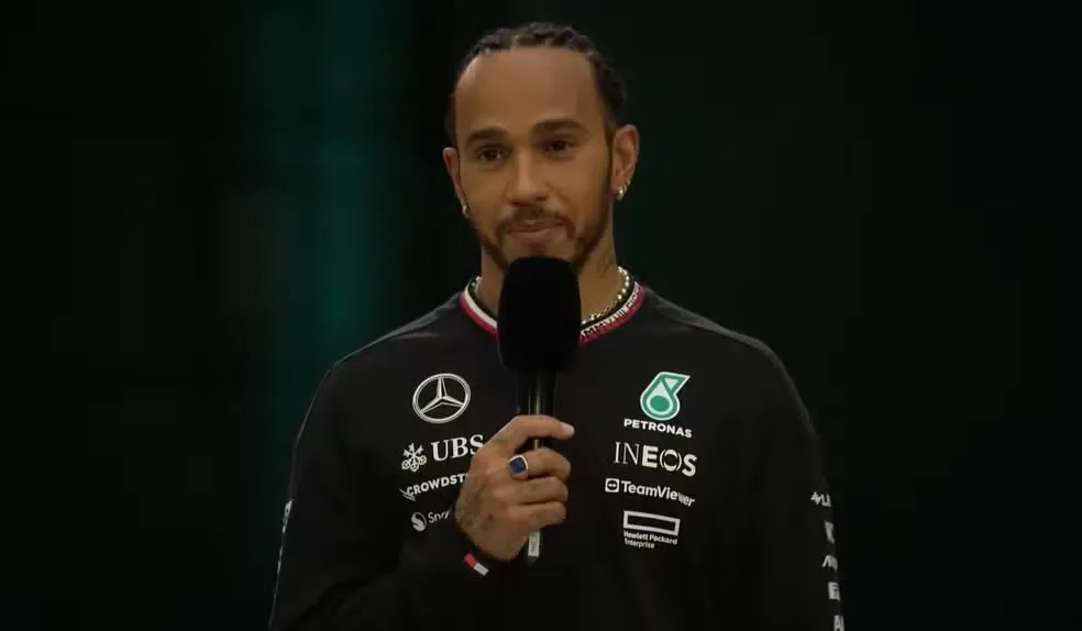 Hamilton durante o lançamento do novo carro da Mercedes na F-1
