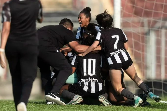 Botafogo comemora vaga na final da Copinha feminina