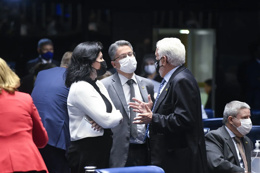 Simone Tebet e Jaques Wagner em votação no Senado Federal