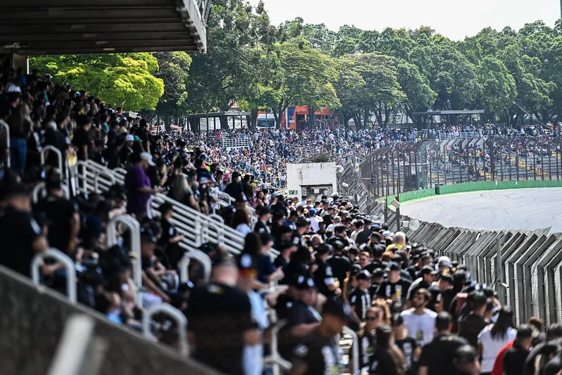 O público sempre faz uma grande festa nas provas da Copa Truck em Interlagos
