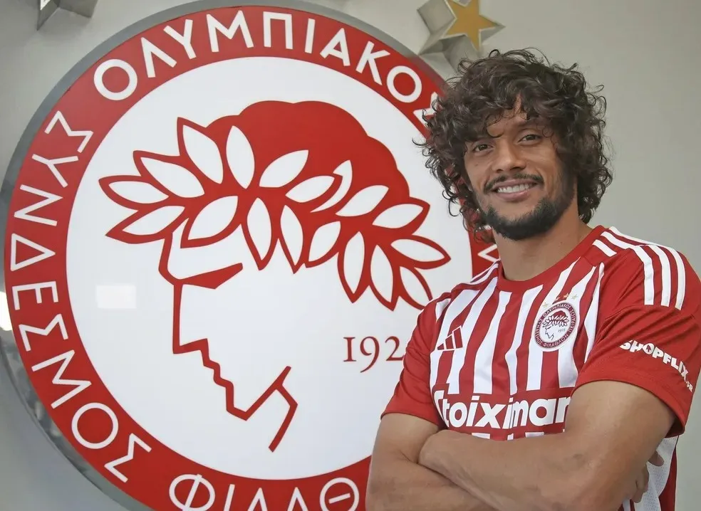 Gustavo Scarpa sendo apresentado ao Olympiacos, da Grécia