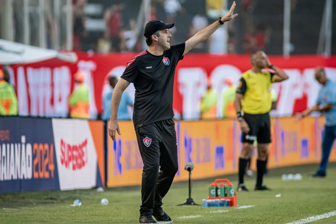 Léo Condé na partida contra o Bahia de Feira