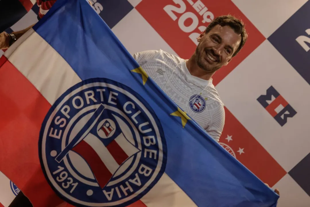 Emerson Ferreti exibe a bandeira do Clube que ele vai comandar por 3 anos