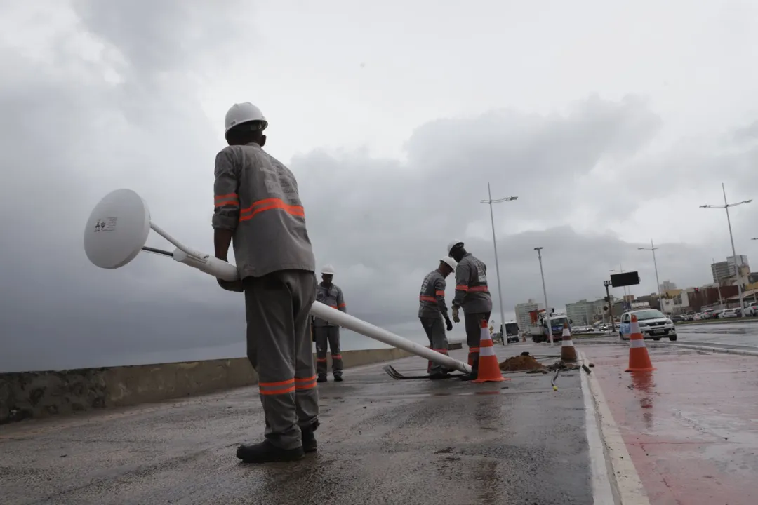 Poste caiu na orla de Salvador após rajadas de vento