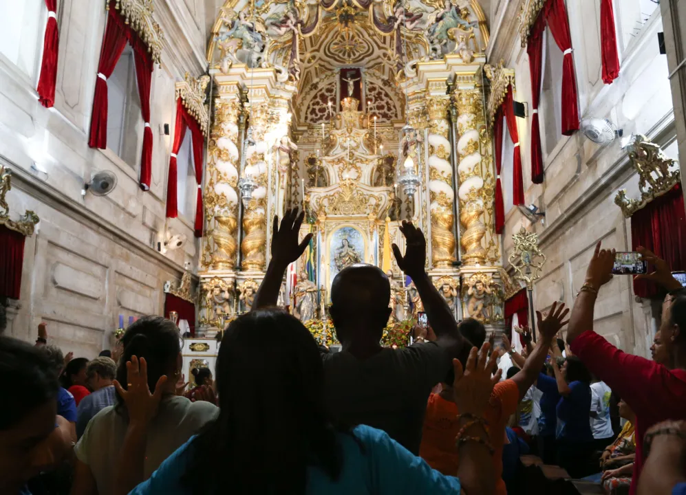 Fiéis celebram a missa de Nossa Senhora da Conceição da Praia