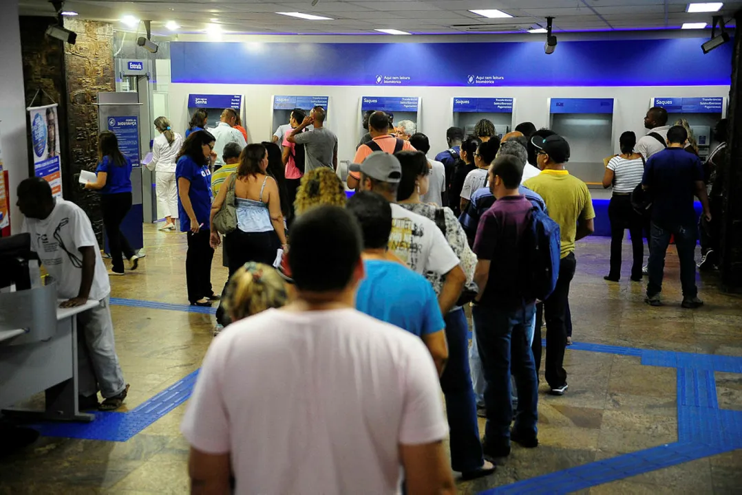 Não são considerados dias úteis para fins de operação bancária sábados, domingos e feriados de âmbito nacional