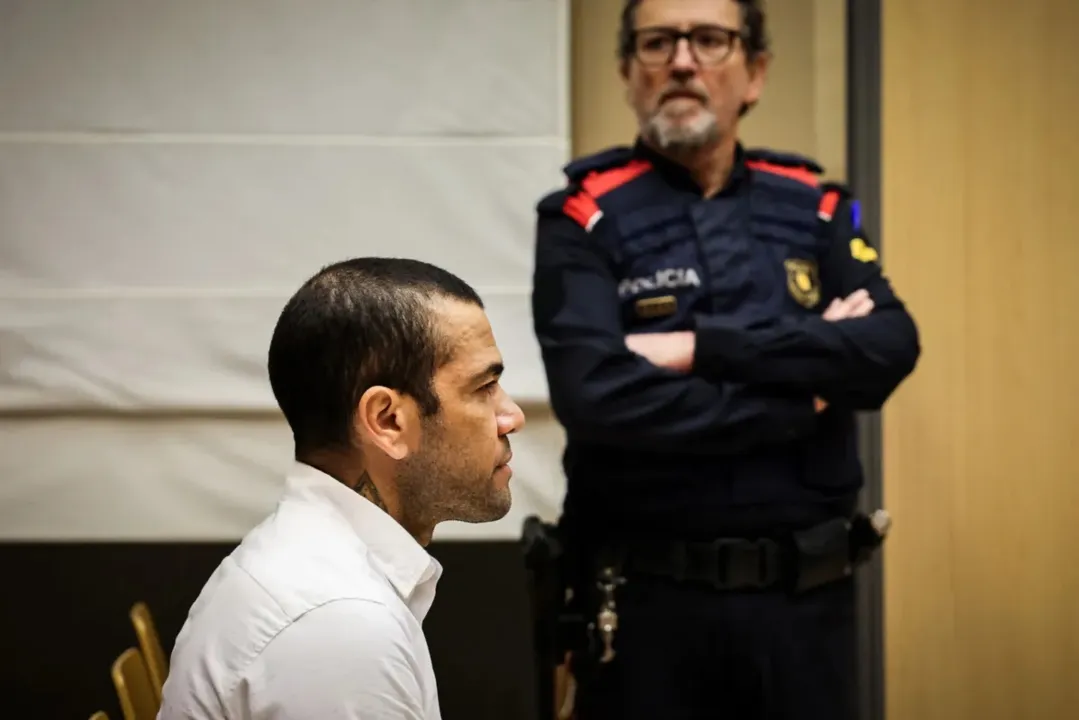 Jogador permaneceu algemado em depoimento
