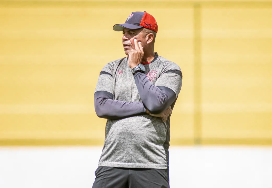 Laelson Lopes e o técnico do  time Sub-20 do Vitória