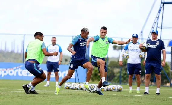 Elenco tricolor em atividade no CT Evaristo de Macedo