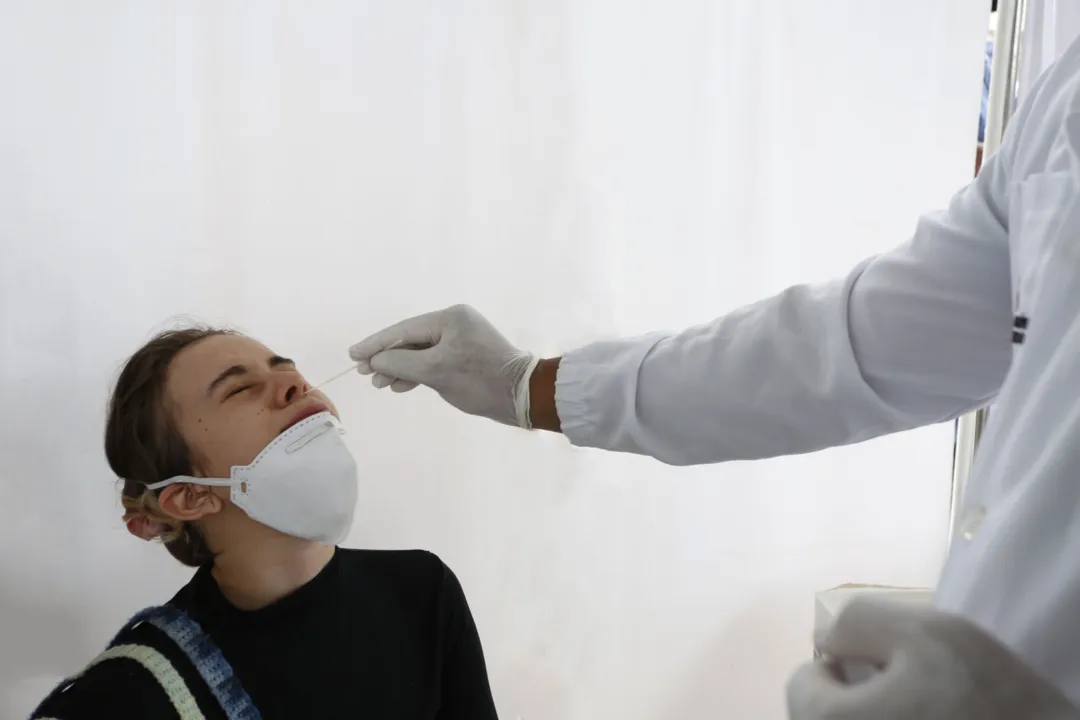As amostras de garganta coletadas por profissionais de saúde tiveram sensibilidade média de 69,4%, enquanto a dos testes nasais foi de 60%