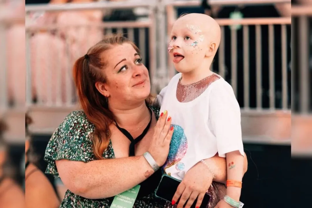 O tumor foi removido com sucesso, mas o tratamento exigia que Delilah passasse por radioterapia e quimioterapia