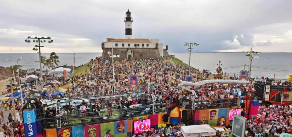 A folia momesca foi comemorada nas principais cidades brasileiras