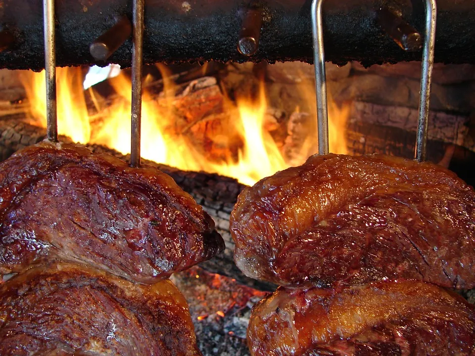 Entre os pratos que se destacam estão a picanha, a feijoada, o churrasco gaúcho e a moqueca