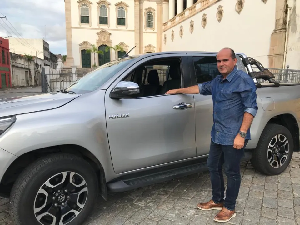 Jacson vai viajar com a família para Jiquiriçá, de Hilux