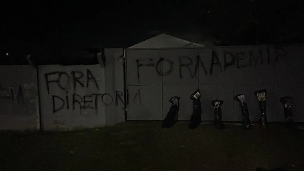 Imagem ilustrativa da imagem Diretor e atletas do Bahia são ameaçados em protesto de torcida