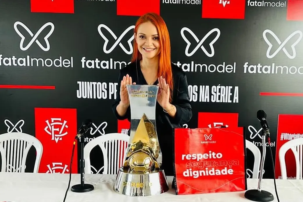 Nina Sag posa com taça da Série B de 2023