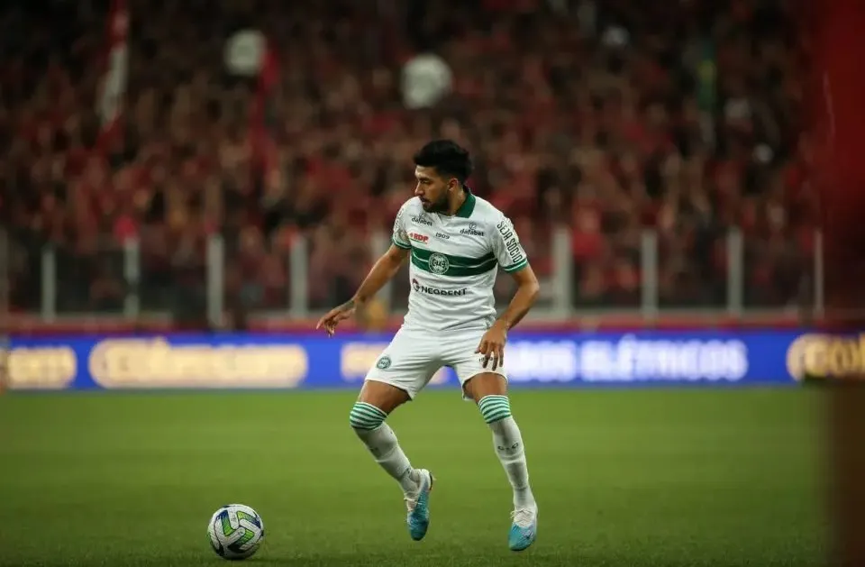 Marcelino Moreno em ação com a camisa do Coritiba