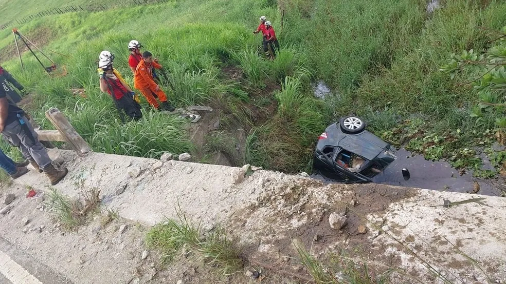 Condutor do veículo teria perdido o controle da direção e despencou da ponte Jequitibá