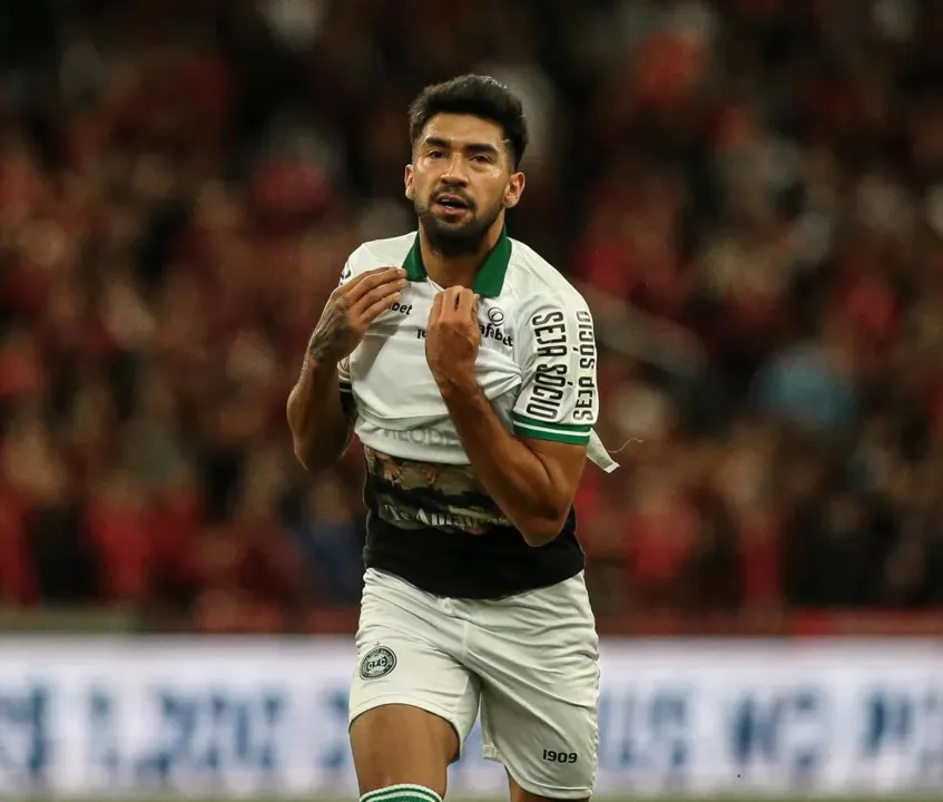 Marcelino Moreno celebra seu primeiro gol com a camisa do Coritiba