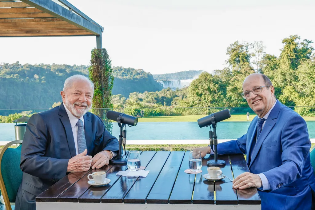 Marcos Uchôa trabalhou com Lula em 2023, sendo âncora do programa "Conversa com o Presidente"