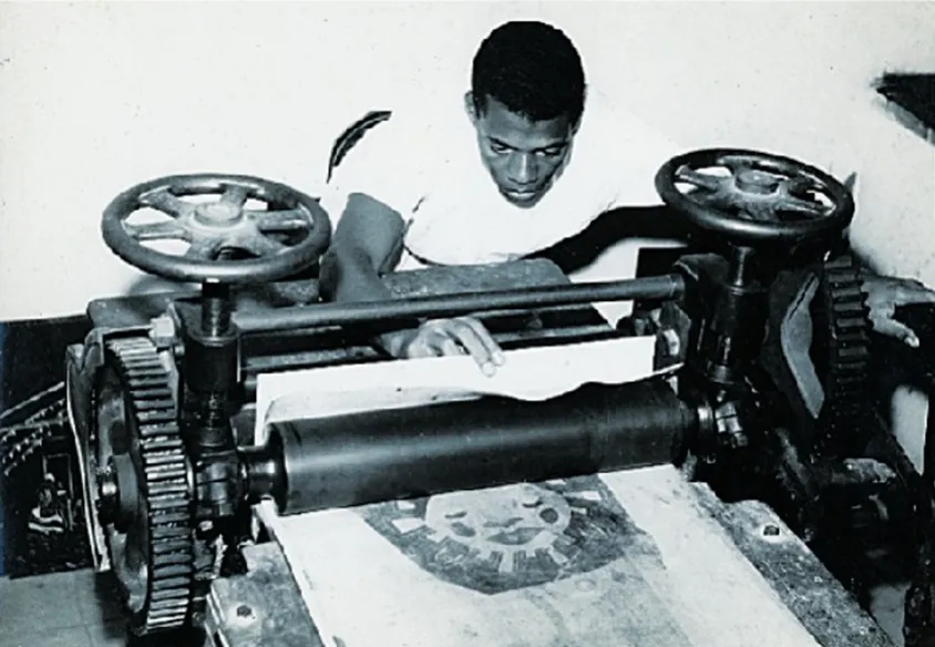 Registro de Edison fazendo uma gravura, técnica que dominava