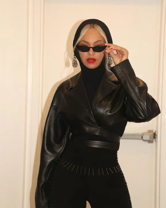 Em sua conta oficial, a diva do pop postou uma foto enigmática