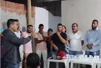 Prefeito participou de ato em um bairro da cidade e foi surpreendido com fala de "apoiador"