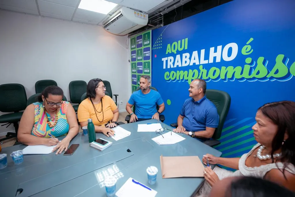 Imagem ilustrativa da imagem Elinaldo Araújo discute valorização dos professores
