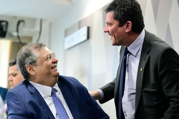 Moro e Dino em conversa amistosa no Senado