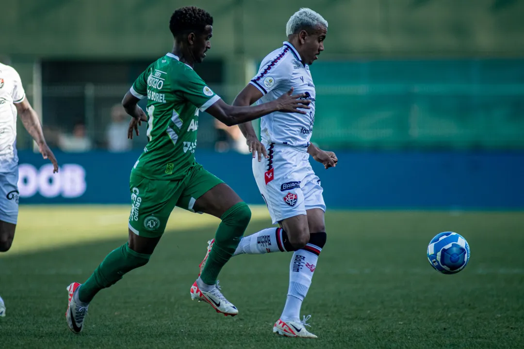 Imagem ilustrativa da imagem Em partida agitada, Vitória perde e garante a Chapecoense na Série B