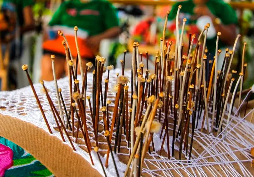 Aulas básicas serão sobre renda de bilros, costura e modelagem, crochê e bordado a mão