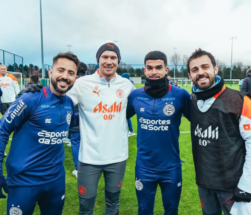 Meias do Bahia e do Manchester City posam juntos para foto