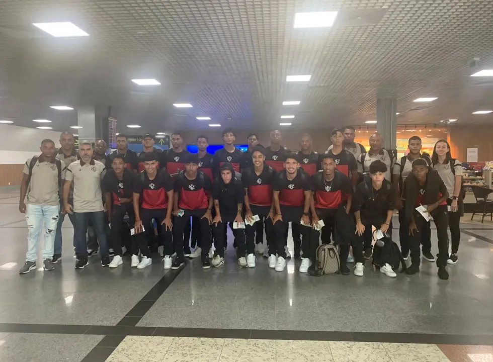 Delegação do time Sub-16 do Vitória durante o embarque para a Argentina