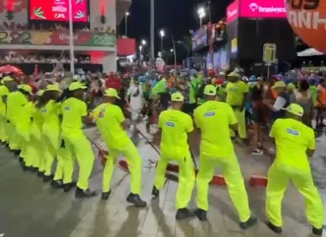 Equipe da Limpurb dançou ao som de música com refrão "mete dança"