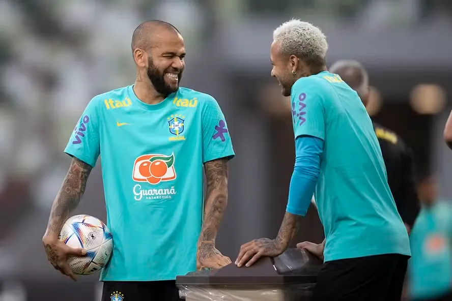 Imagem ilustrativa da imagem Equipe de Neymar se pronuncia sobre ajuda na defesa de Daniel Alves