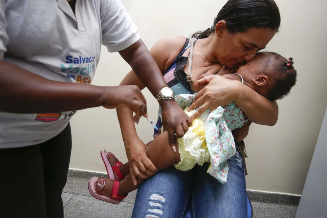 Zaia, 1 ano foi vacinada contra a Covid-19. A madrinha Maria garantiu a dose da menina