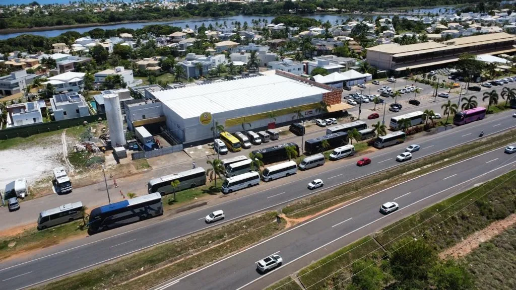 Fila de ônibus estacionados no acostamento da BA-099, na entrada de Guarajuba