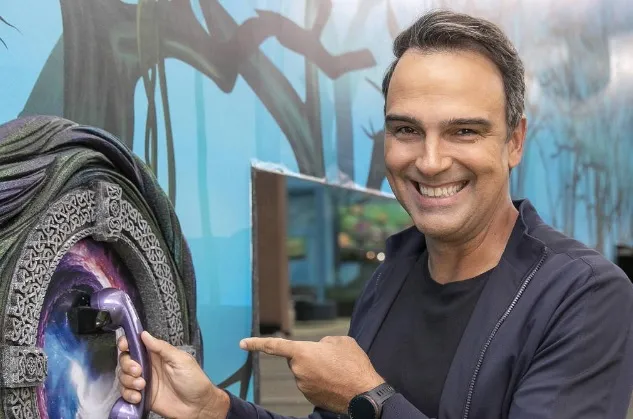 No programa de estreia, Tadeu Schmidt apresentou o elenco completo do BBB 24