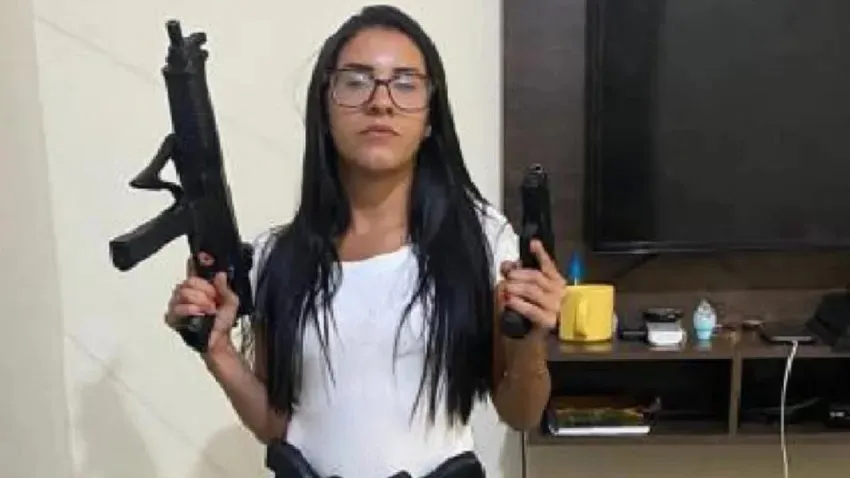 Em imagens obtidas durantes as investigações, Fernanda aparece empunhando uma arma