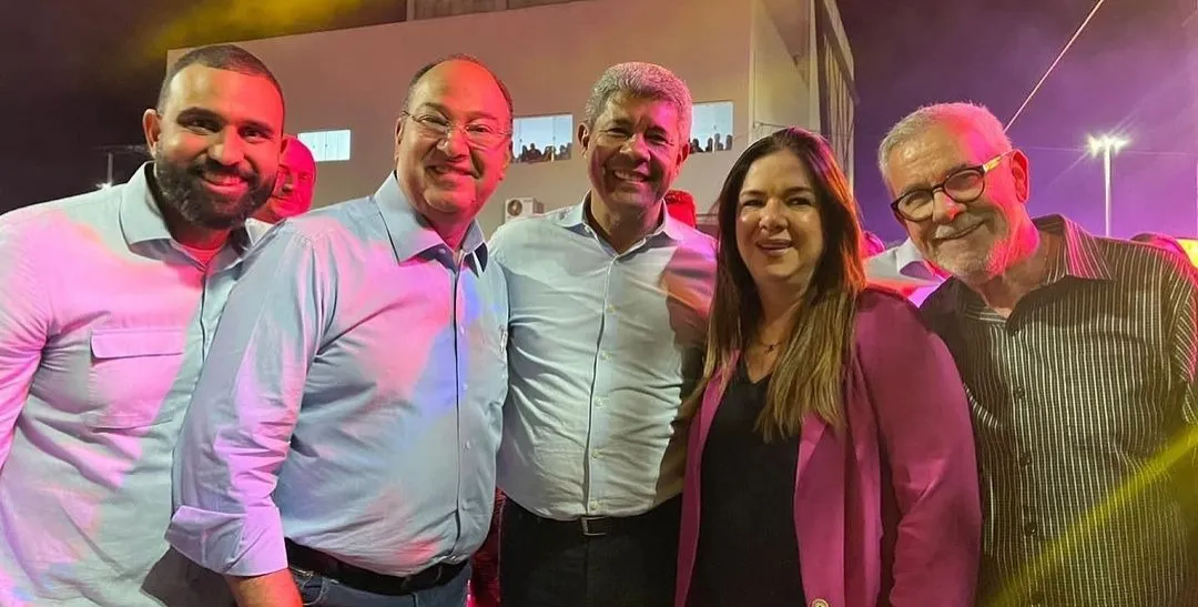 Heber Santana, Pastor Everaldo, Jerônimo, a primeira-dama Tatiana Velloso e o deputado federal Waldenor Pereira, durante evento evangélico em Vitória da Conquista no mês de novembro