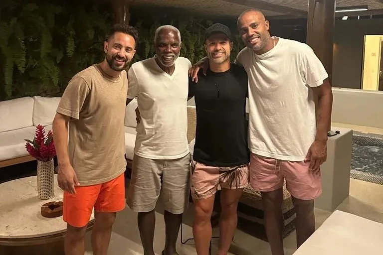 Éverton Ribeiro (à esq.) em foto ao lado de Cláudio Adão, do ex-jogador Diego Ribas, e do filho Felipe Adão.