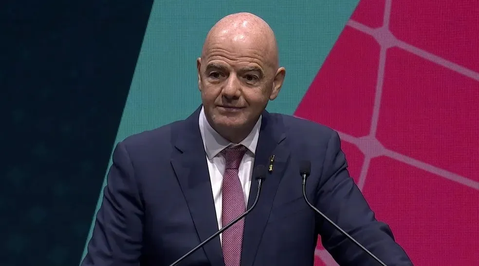 Gianni Infantino defendeu medidas mais duras contra o racismo no futebol