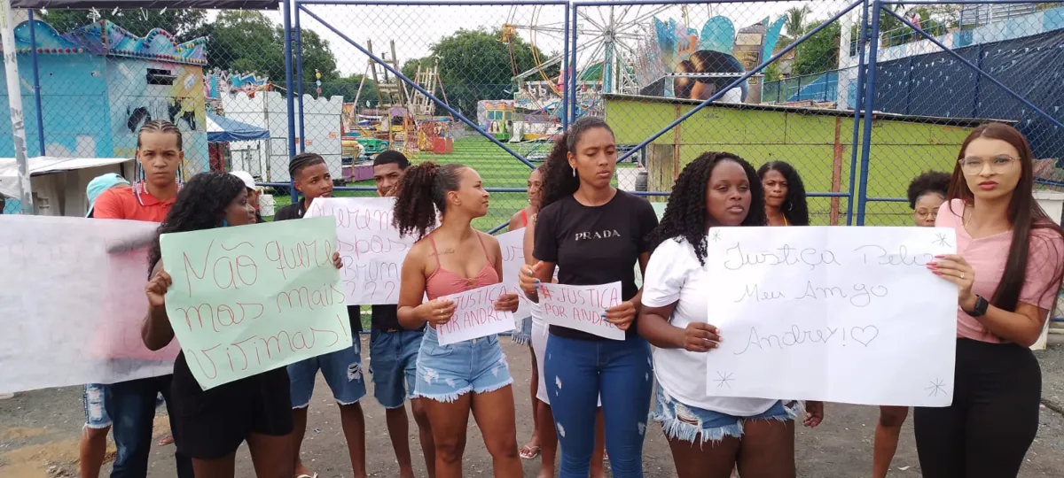 Imagem ilustrativa da imagem Família de jovem que teve braço amputado faz protesto em parque