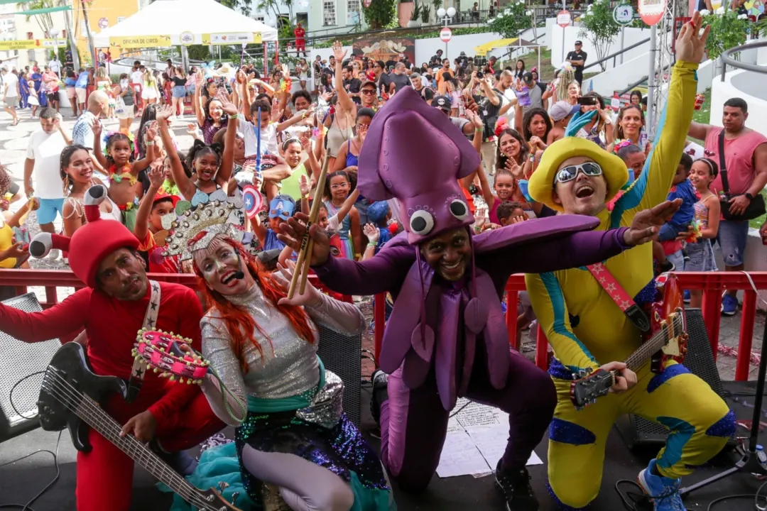 Pequenos se divertem ao som das Bandas Espaço Musical, Tio Paulinho e Pé de Canto