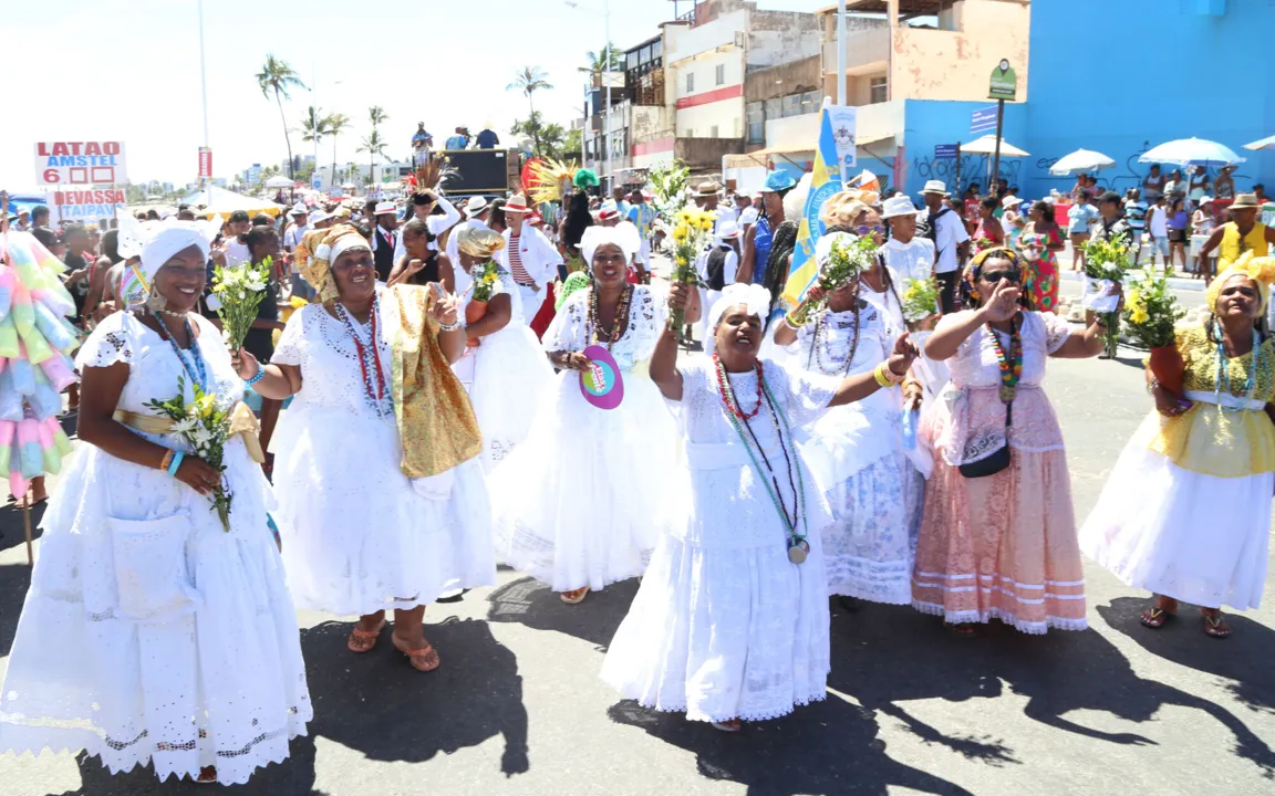 Baianas na frente do cortejo da Lavagem de Itapuã