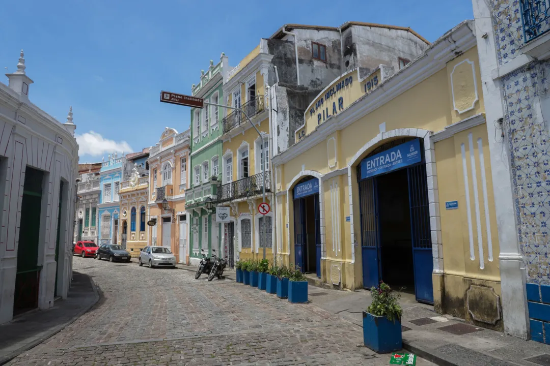 No domingo anterior ao início da Folia, os primeiros blocos desfilam pelas ruas de paralelepípedo do bairro