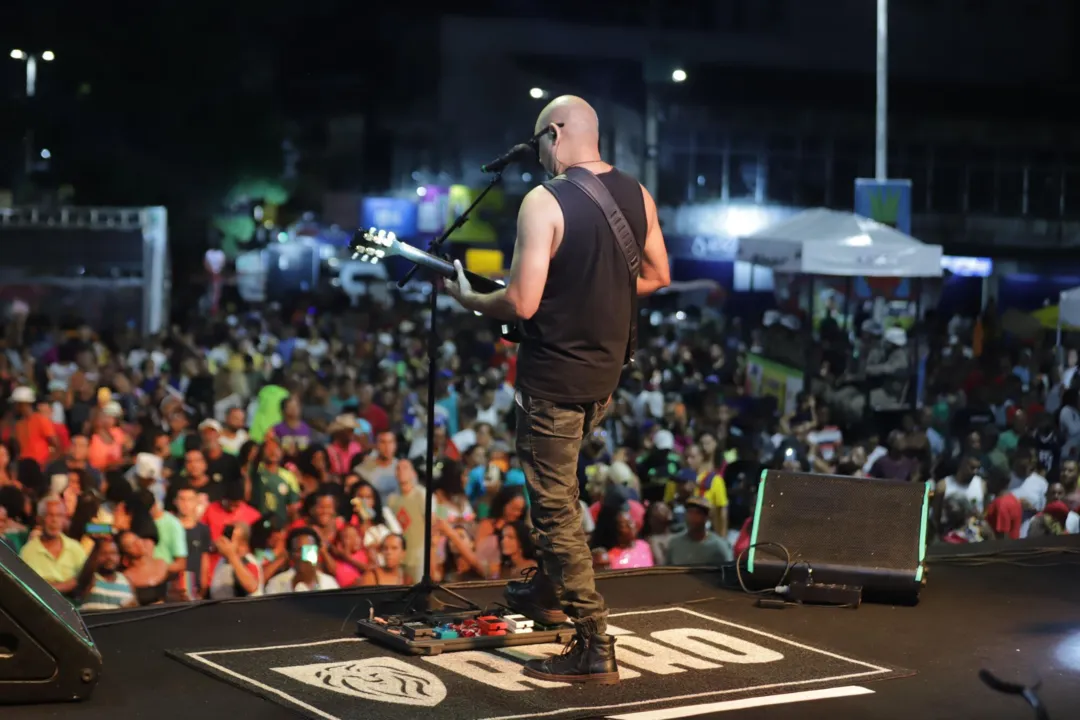 Sergio Cassiano anima público na Praça da Revolução